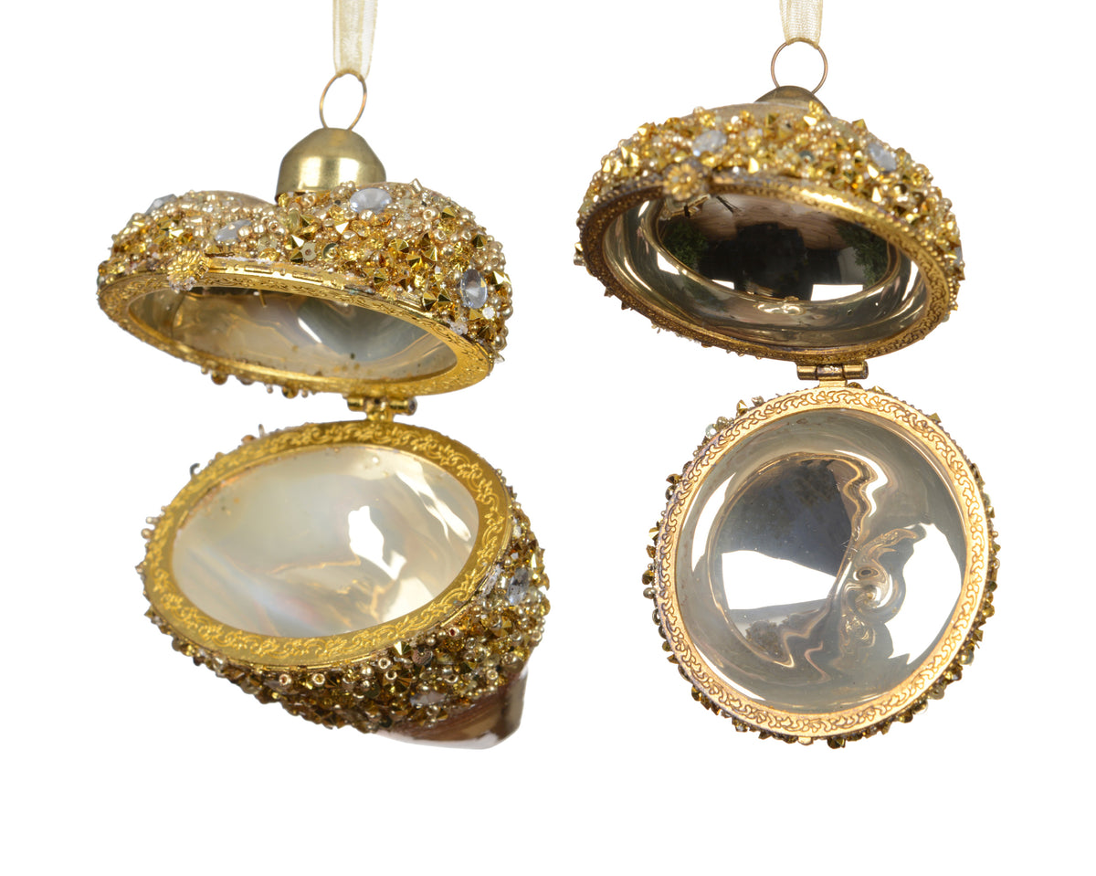 Bejewelled bauble with clasp closure