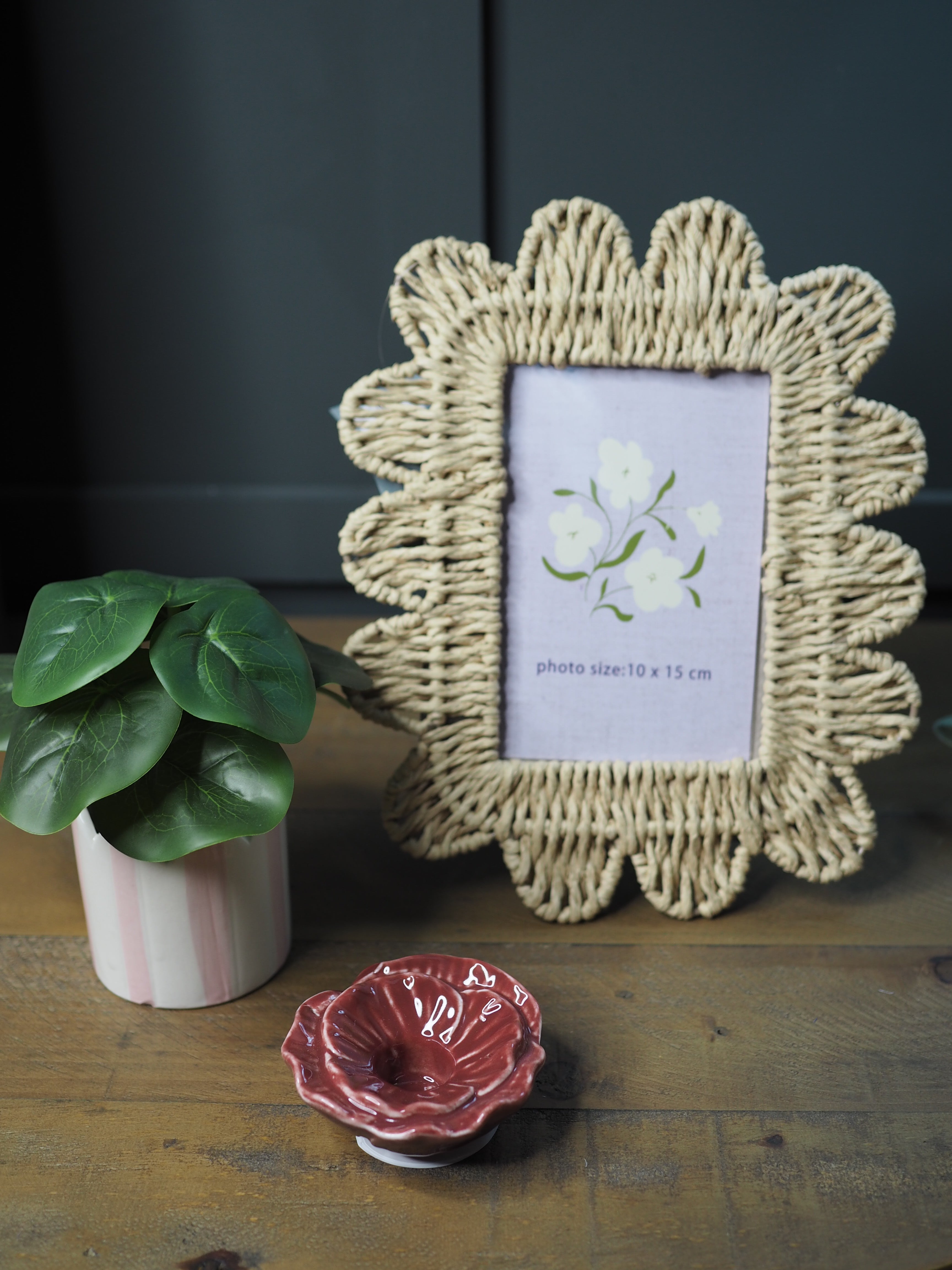 Scalloped edge paper material photo frame (6 x 4)