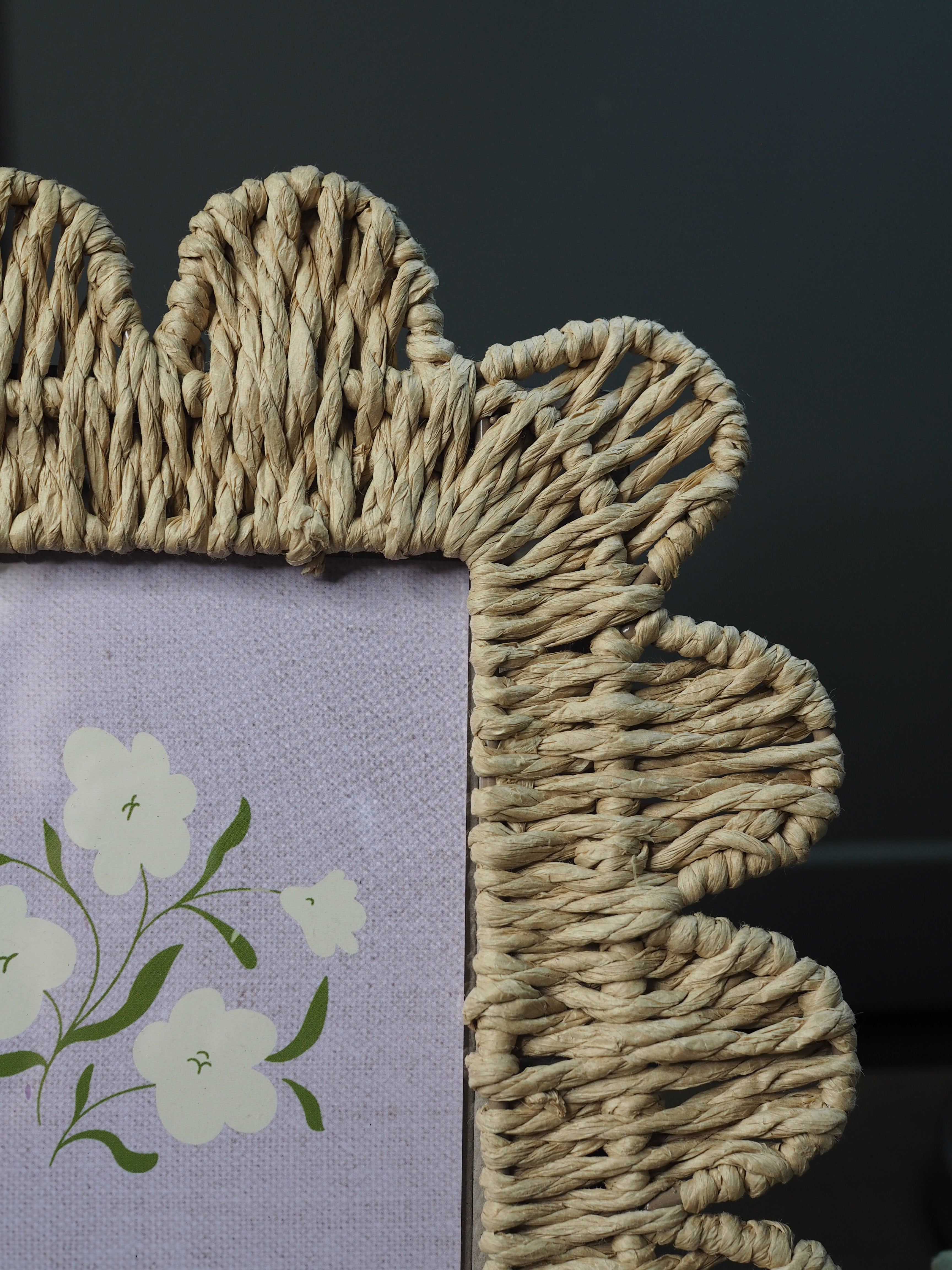 Scalloped edge paper material photo frame (6 x 4)