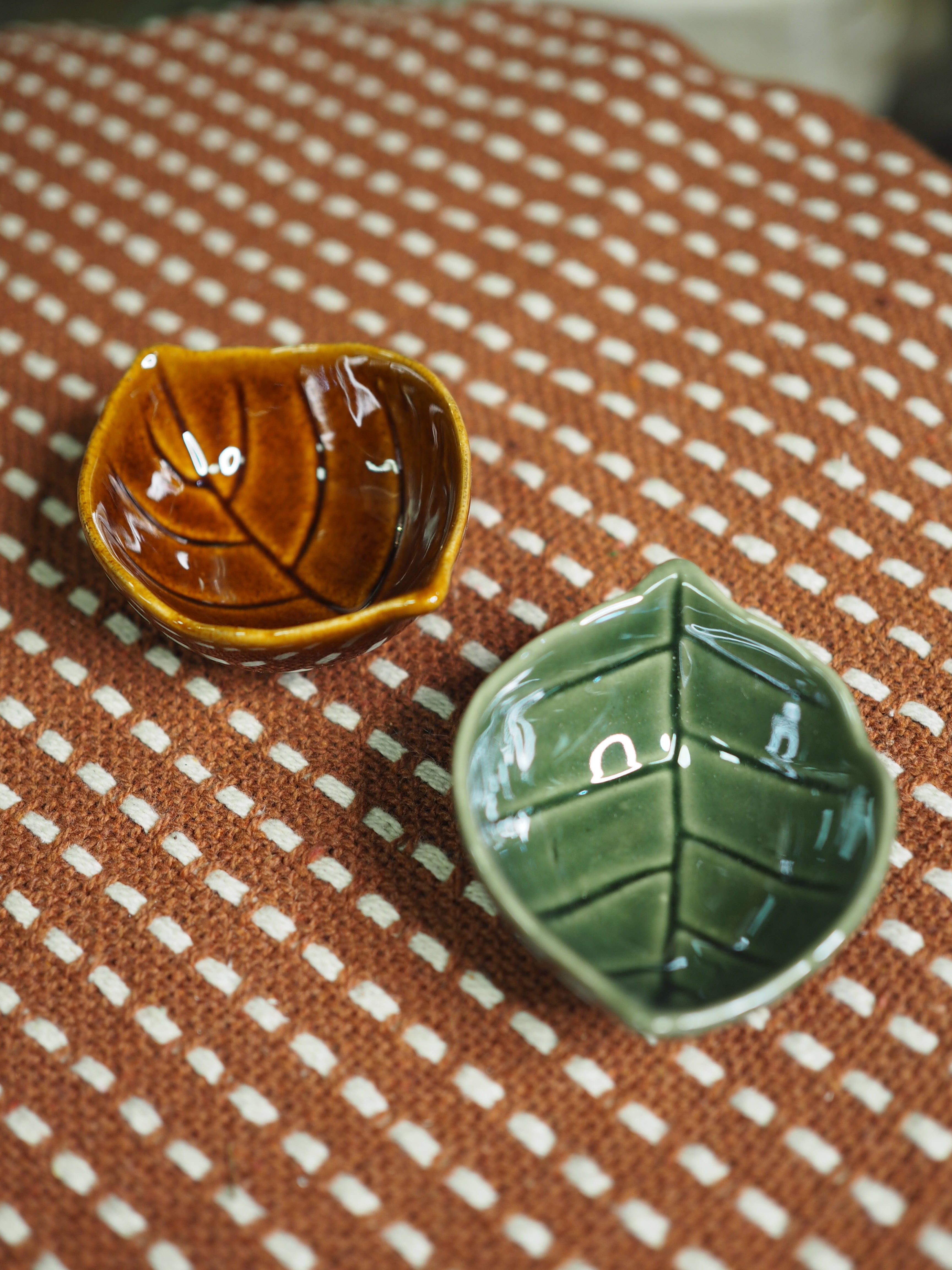 Green glossy stoneware mini leaf dish