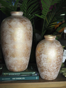 Matt gold vase with glitter effect finish