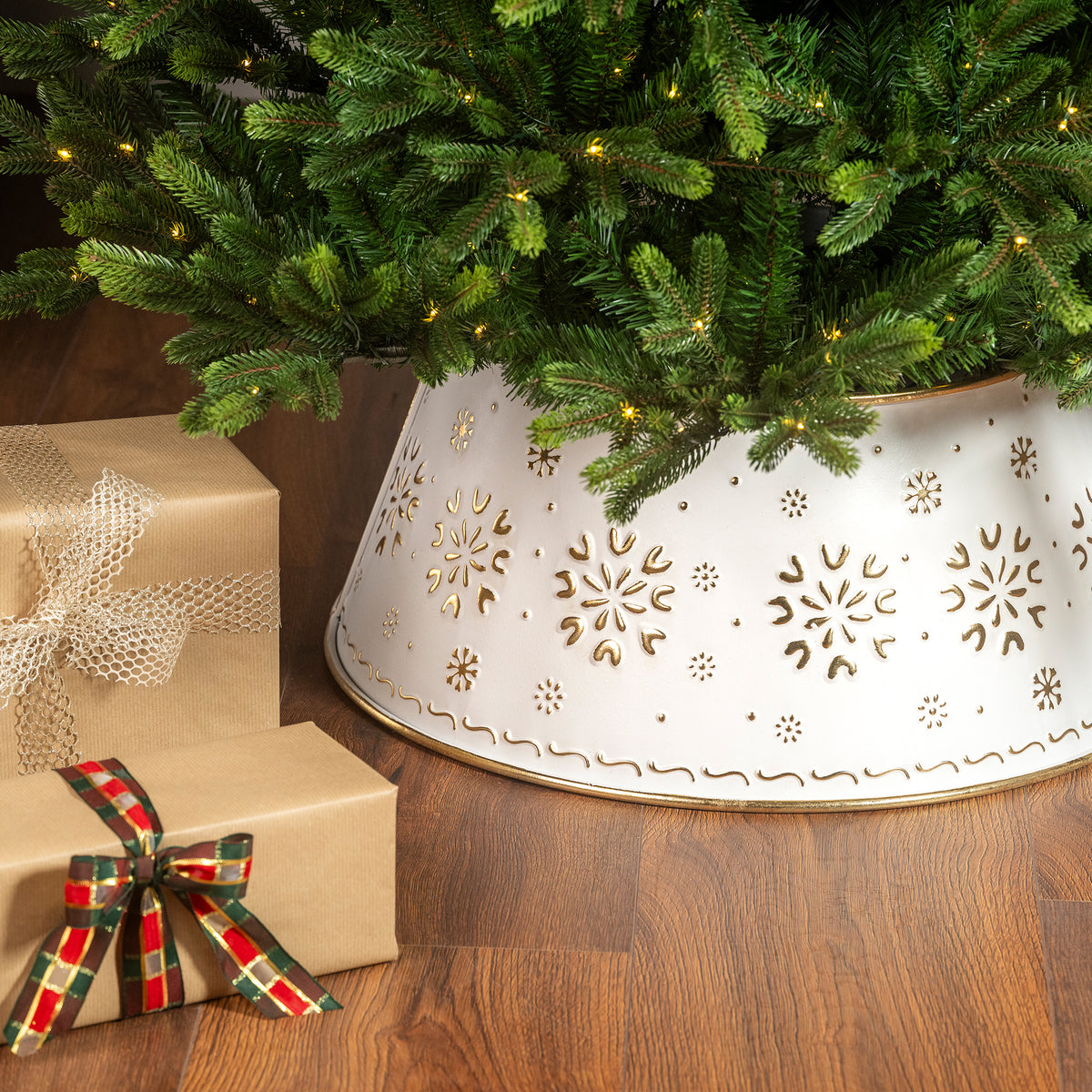 White and gold snowflake tree skirt/ring (up to 8ft)