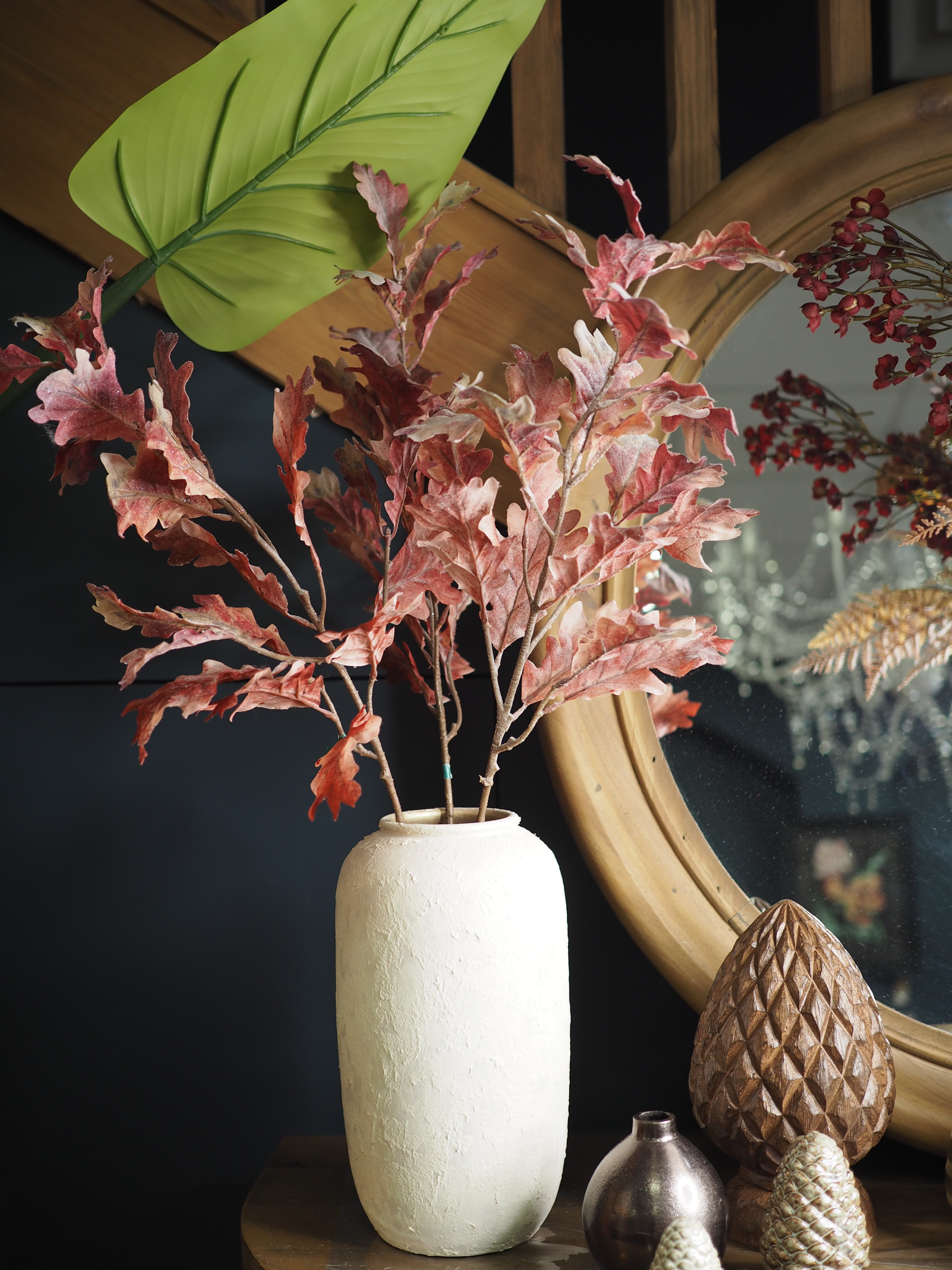 Subtle glitter oak leaf spray (Red tones)