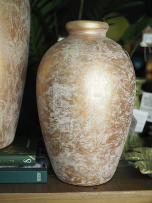 Matt gold vase with glitter effect finish