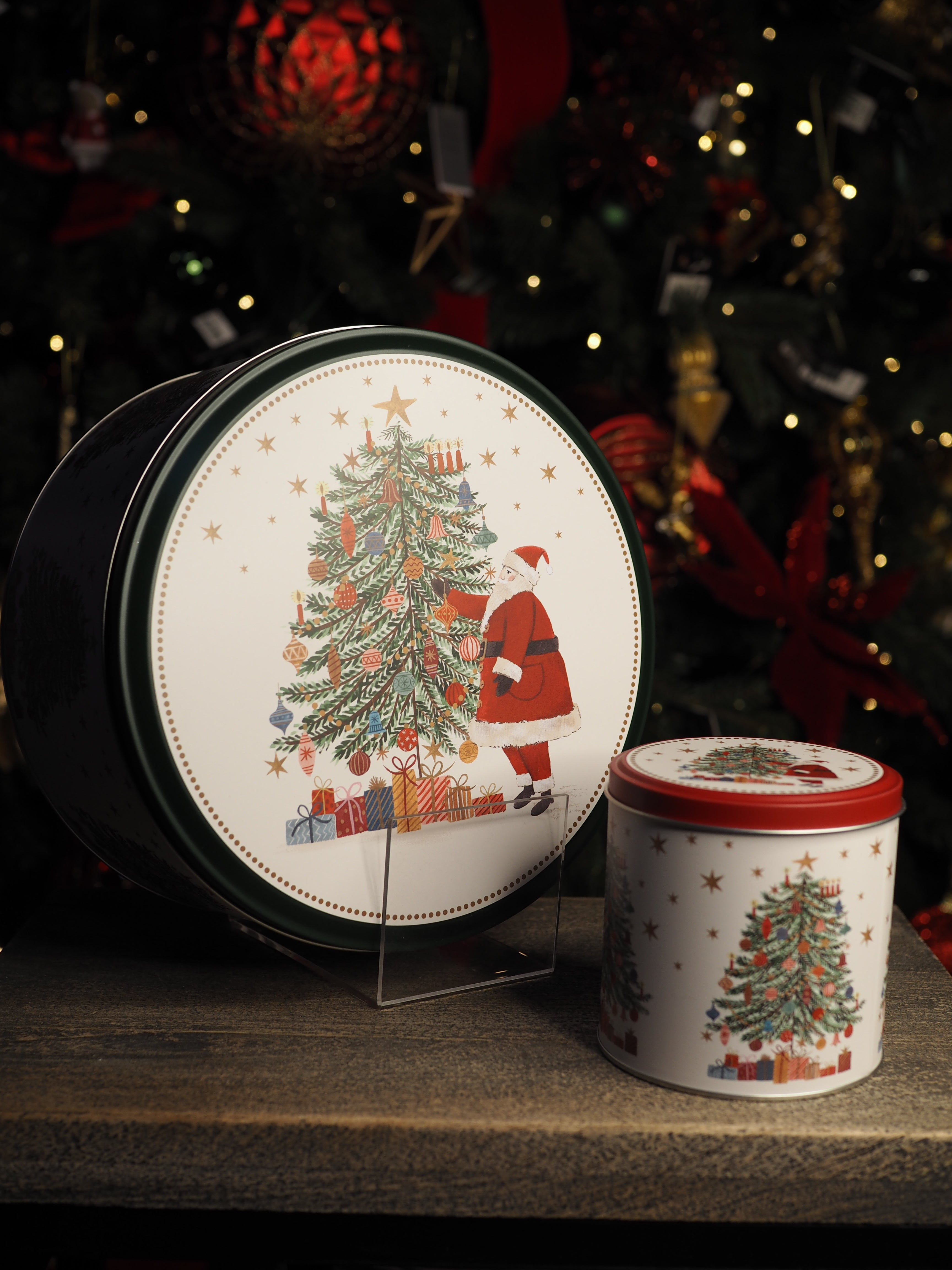 Nostalgic Santa & tree festive cake tin