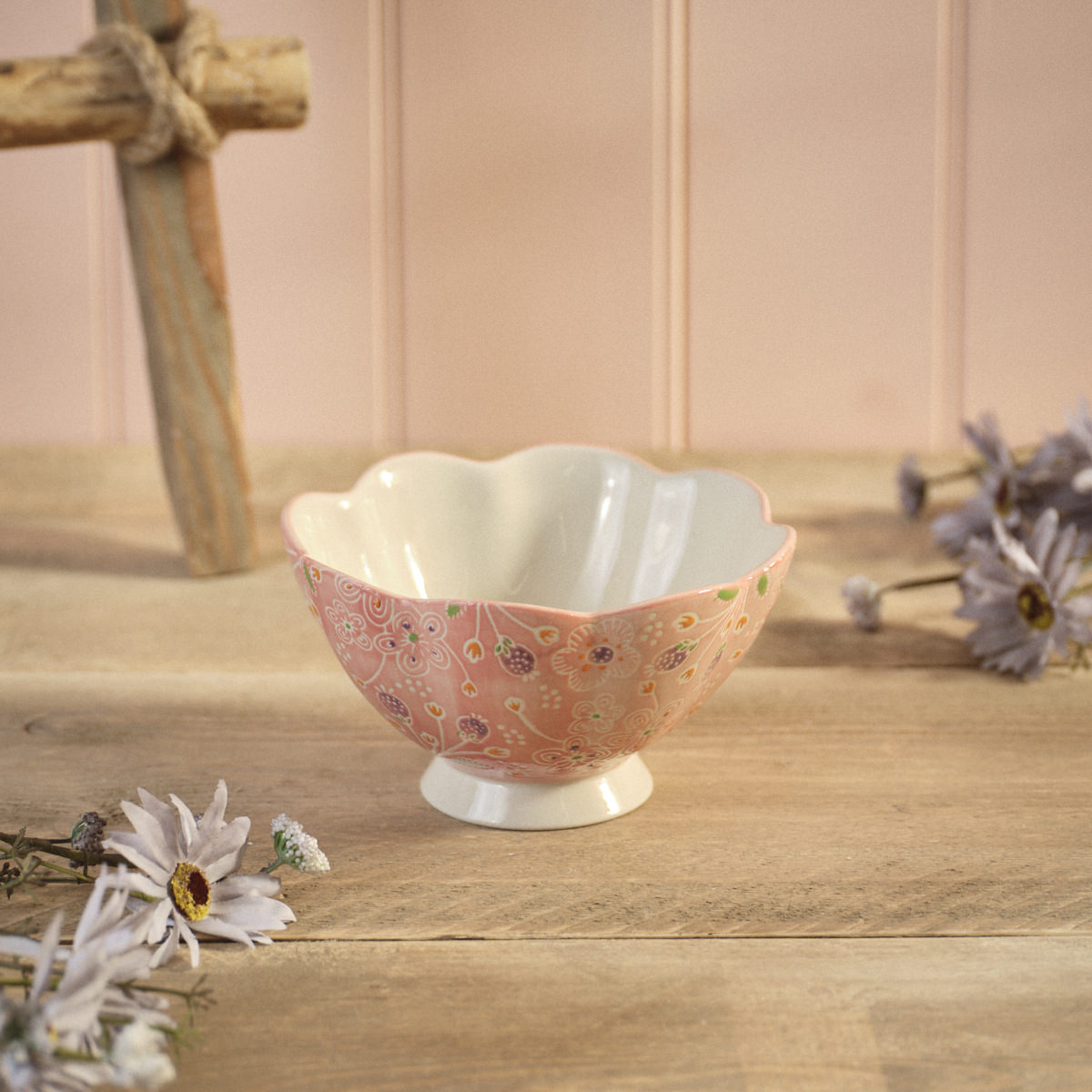 Ditsy floral stoneware handpainted scalloped edge bowl
