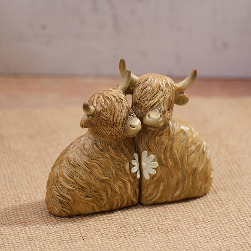 Highland cow couple with daisy resin ornament