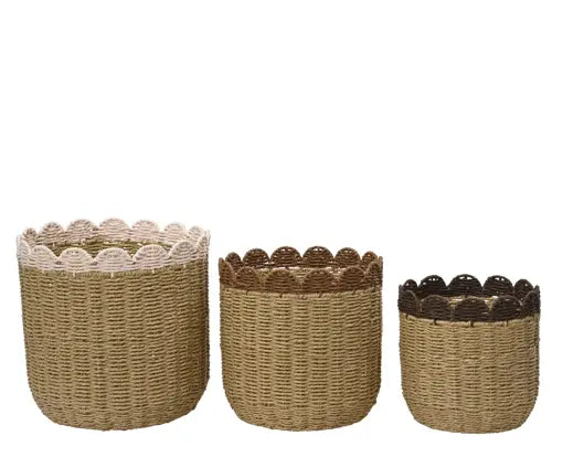 Woven basket with scalloped edge