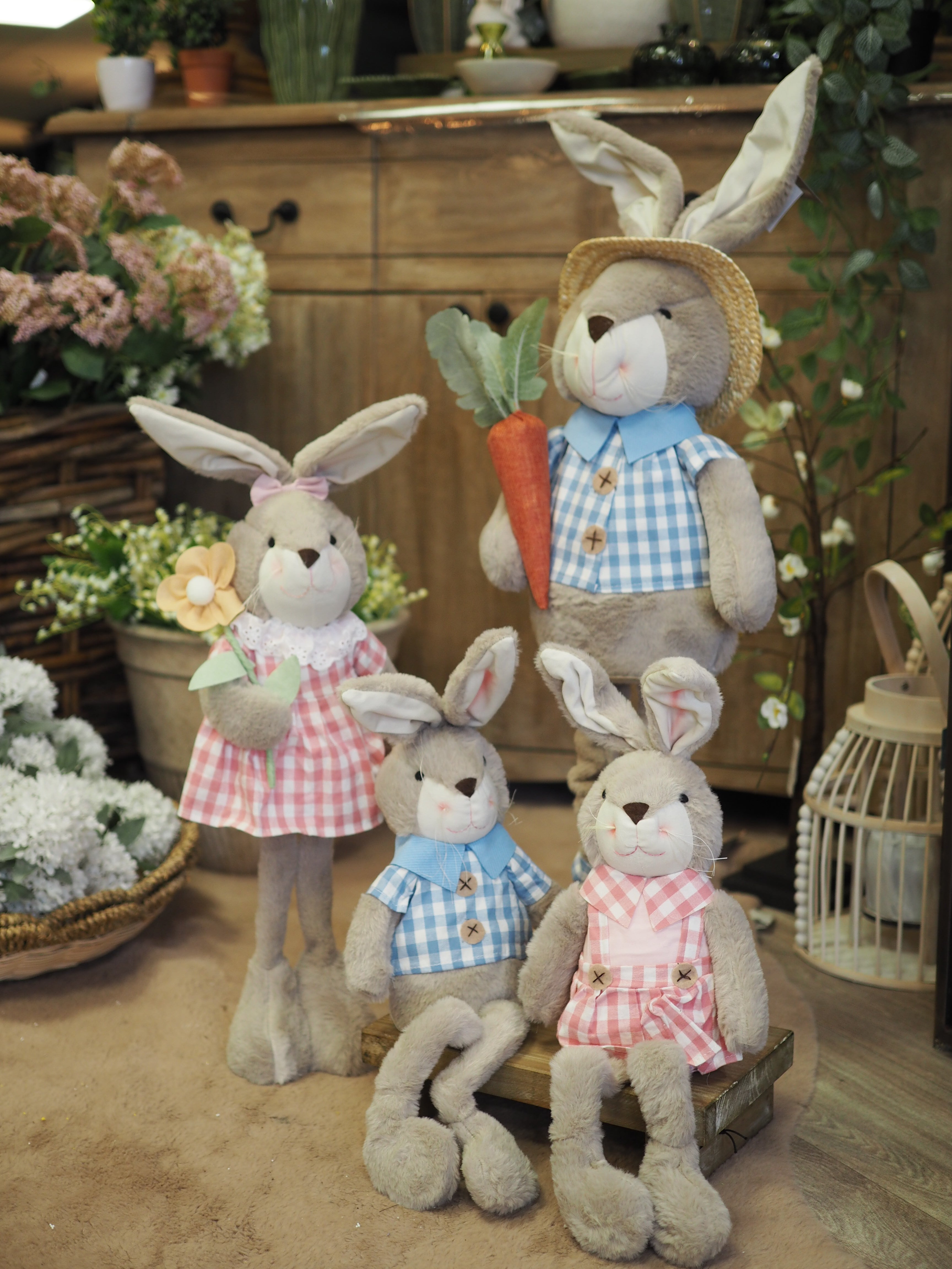 Standing bunny with carrot & extendable legs