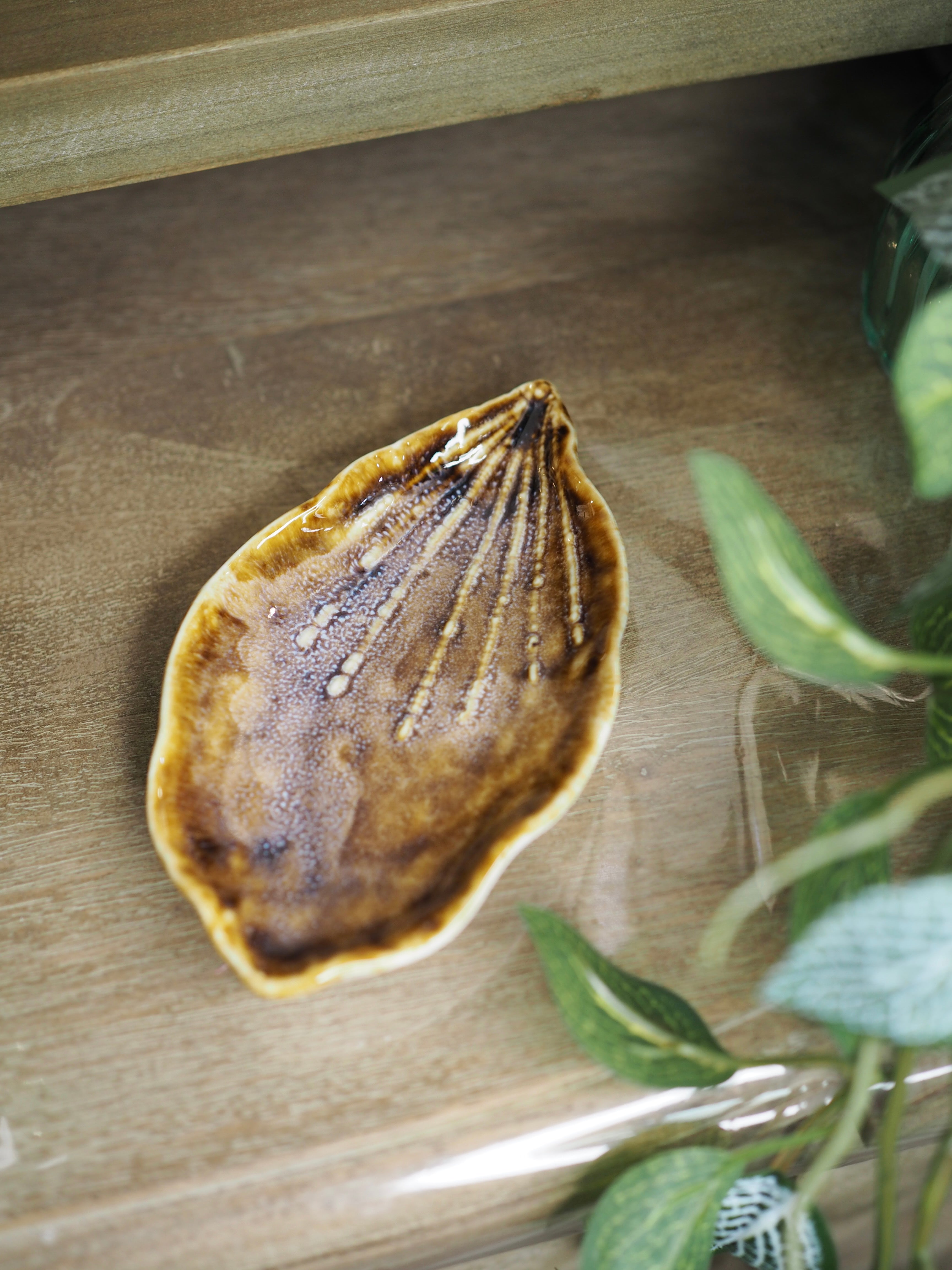 Natural reactive stoneware shell trinket dish