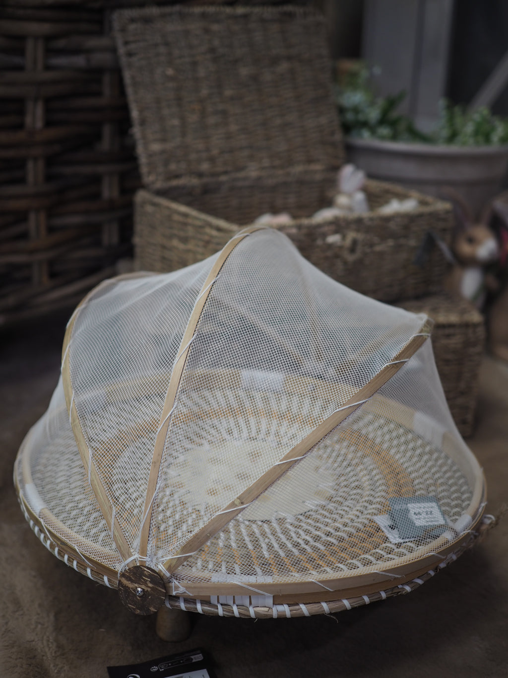 Seagrass food cover with net cover and clasp closure