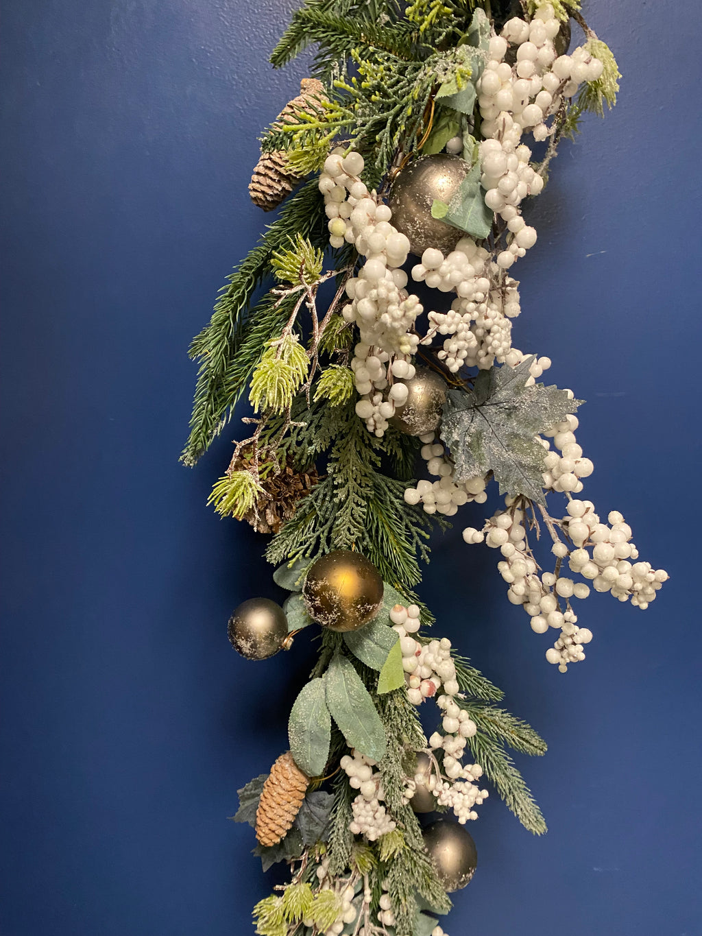 Snowberry and bauble garland