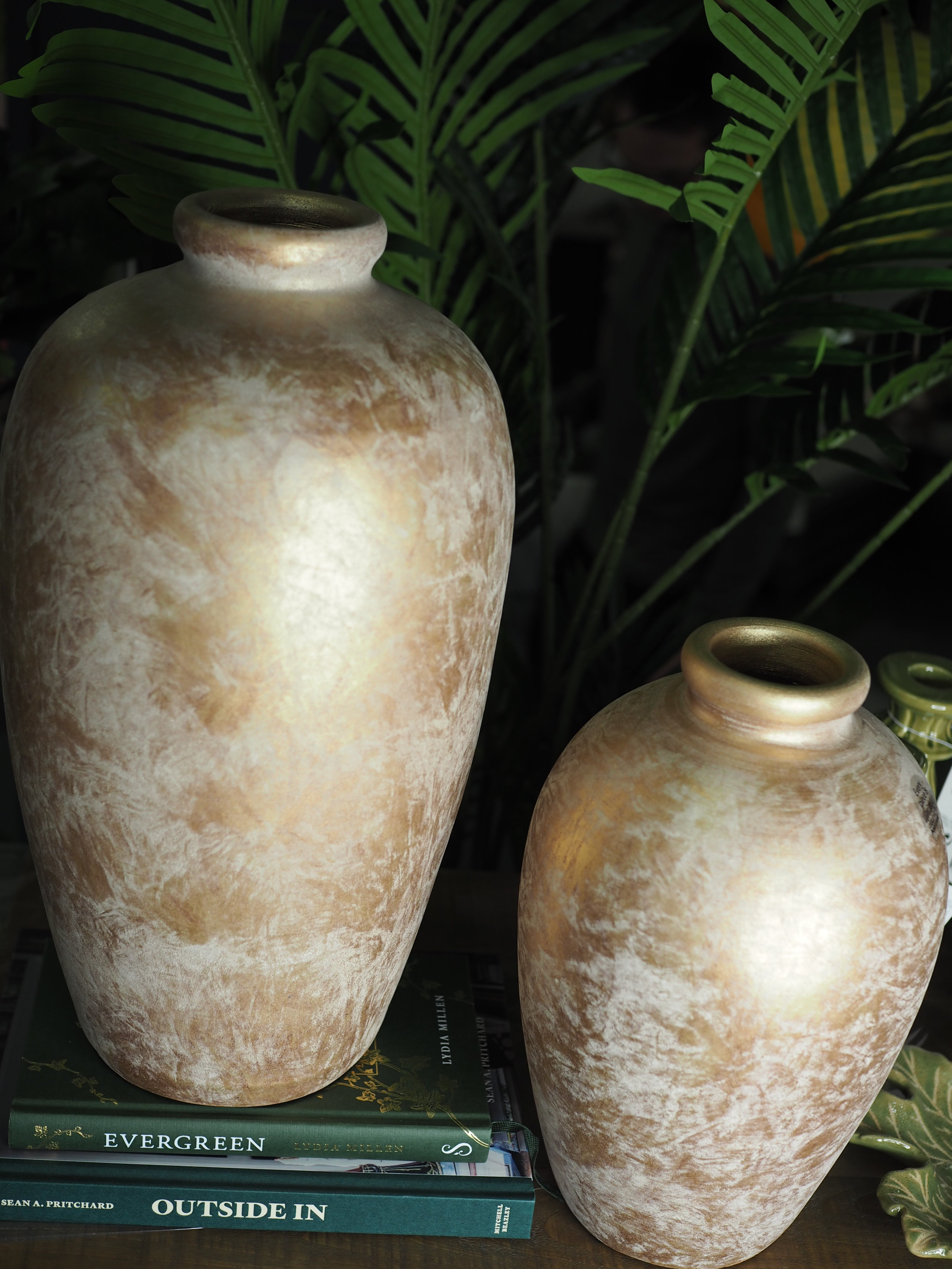 Matt gold vase with glitter effect finish