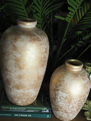 Matt gold vase with glitter effect finish