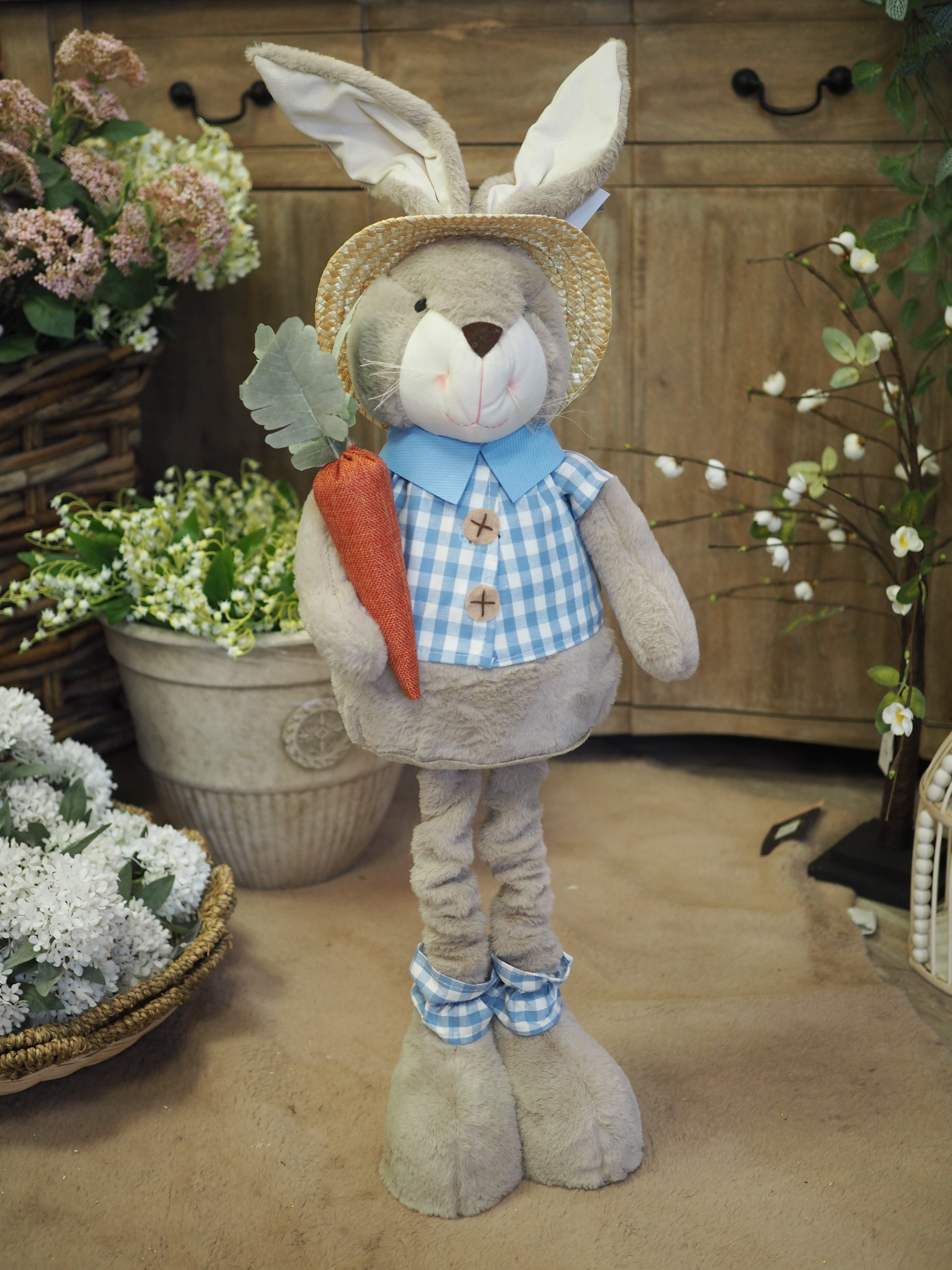 Standing bunny with carrot & extendable legs