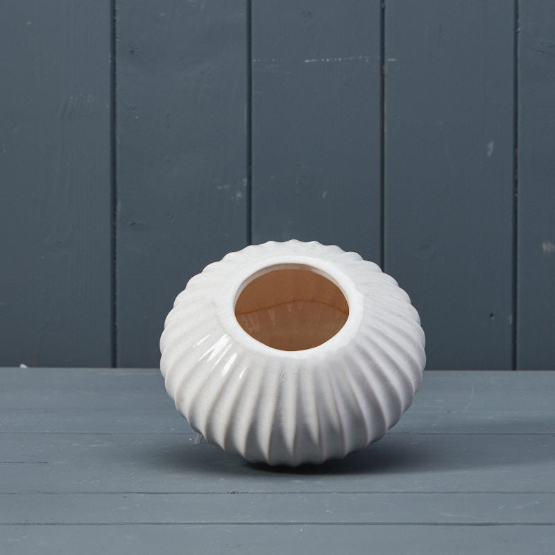 Ribbed white ceramic pot (15cm)