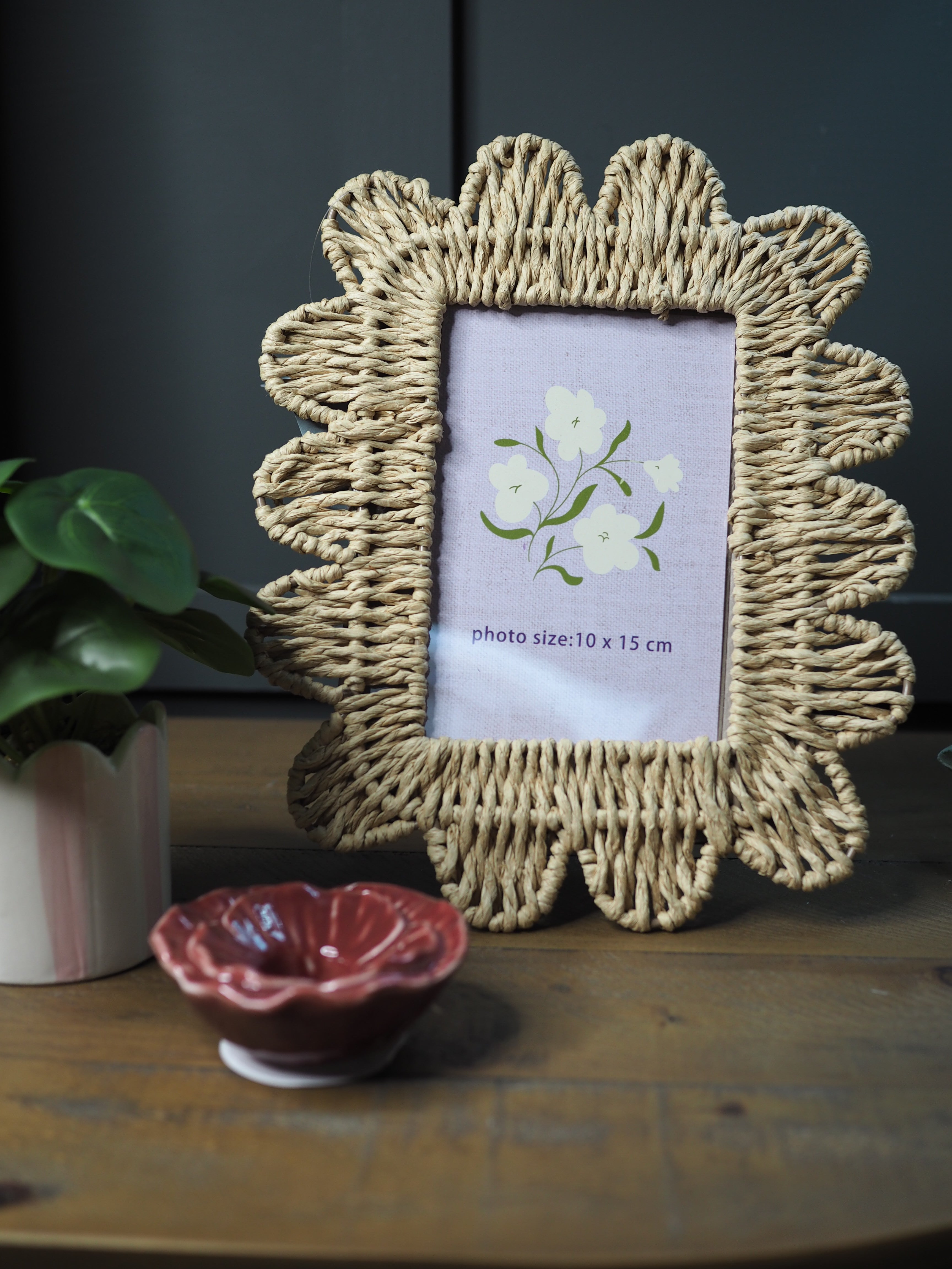 Scalloped edge paper material photo frame (6 x 4)