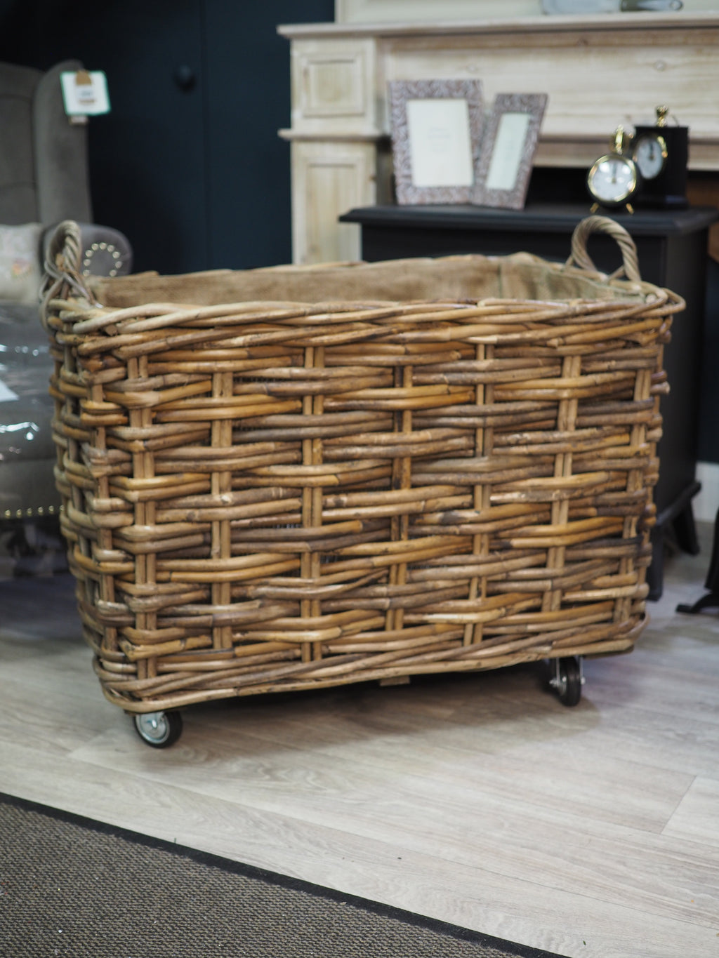 Glenweave small log basket with wheels and jute lining