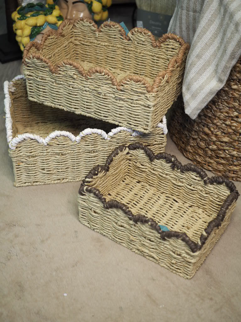 Scalloped edge basket with coloured trim