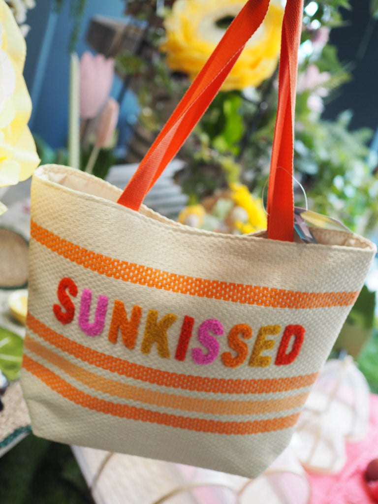 Summer bag with magnetic closure
