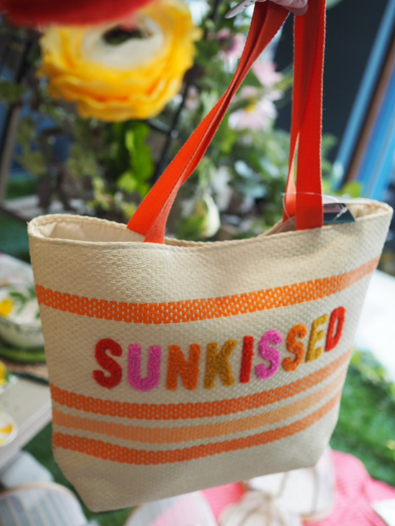 Summer bag with magnetic closure