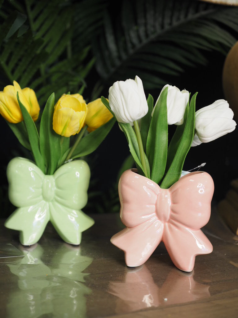 Tulip bouquet in bow vase