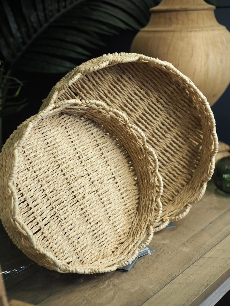 Round scalloped rim paper trays