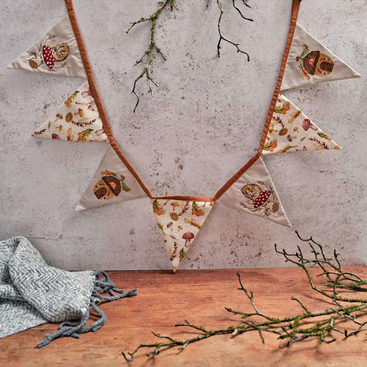 Harvest mouse & acorn house bunting