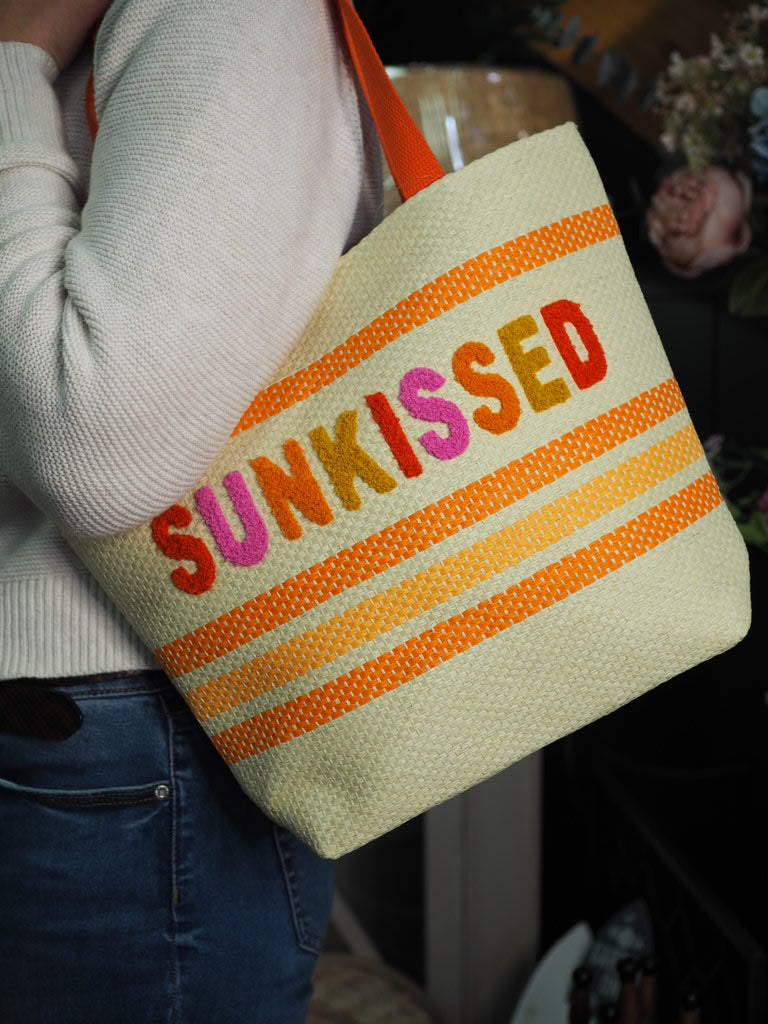Summer bag with magnetic closure