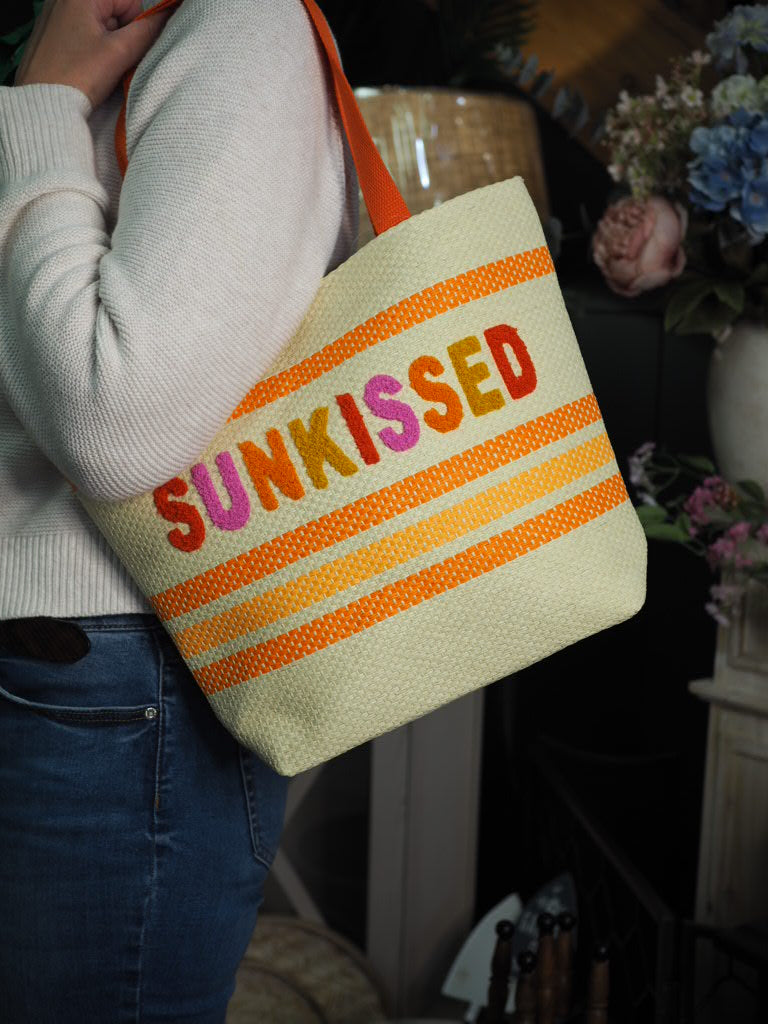 Summer bag with magnetic closure