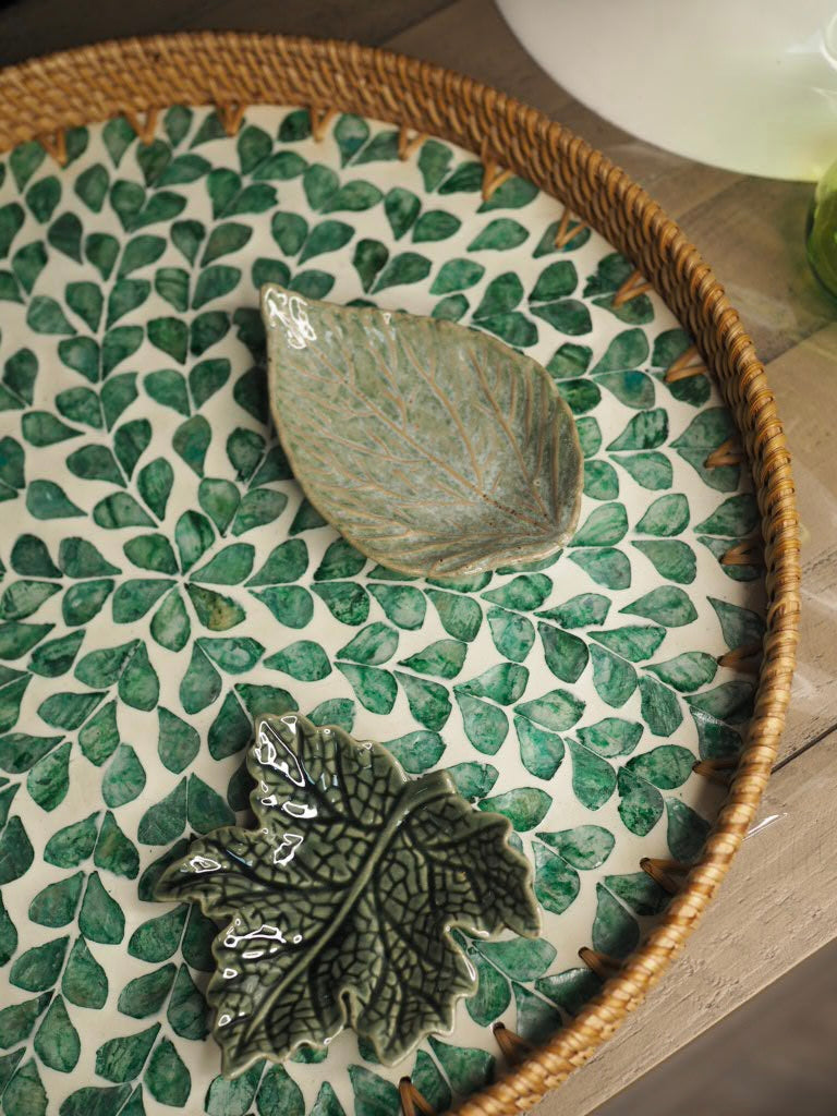 Round rattan tray with leaf pattern