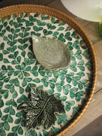 Round rattan tray with leaf pattern