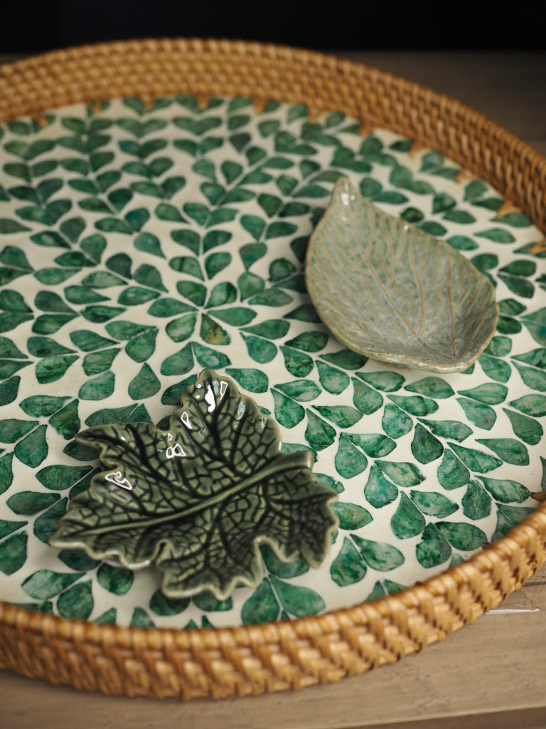 Round rattan tray with leaf pattern