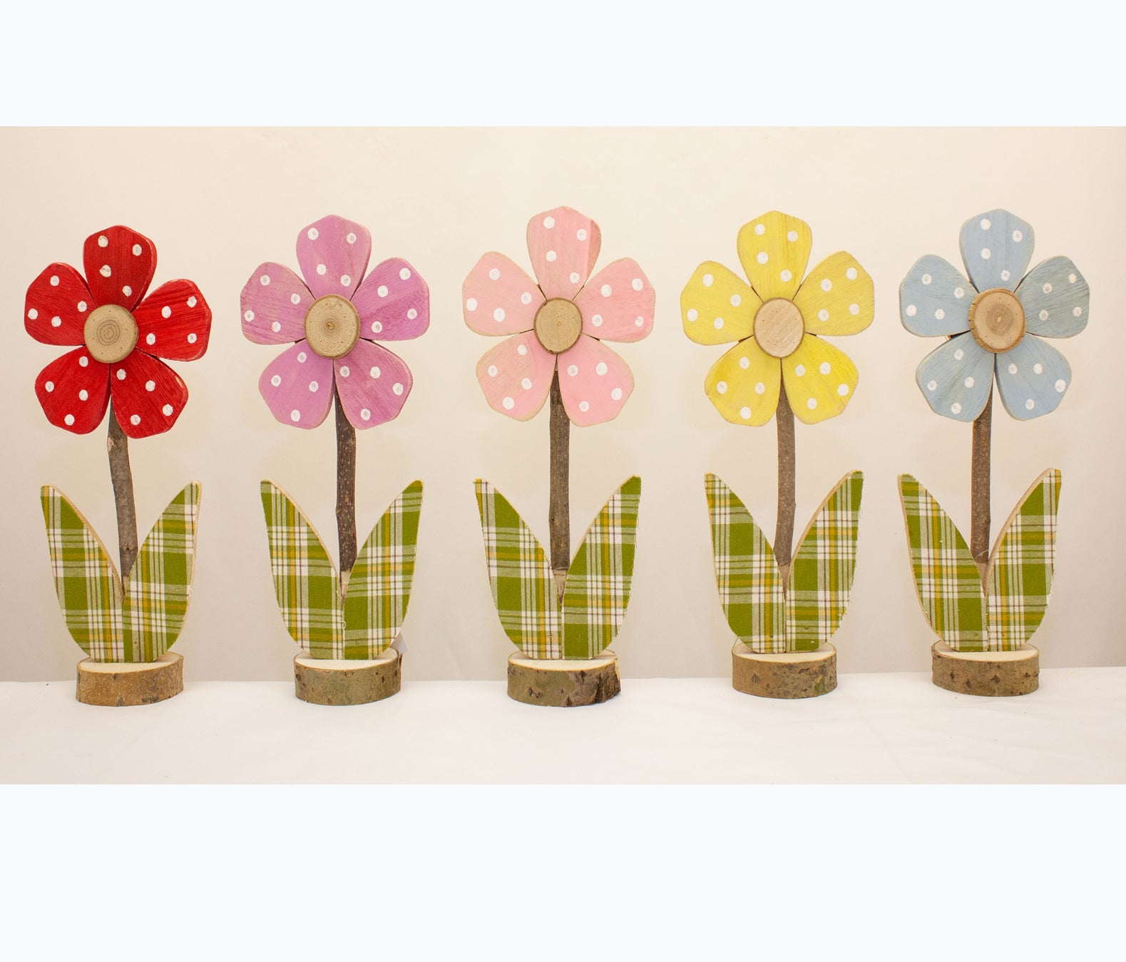 Small wooden daisy flowers