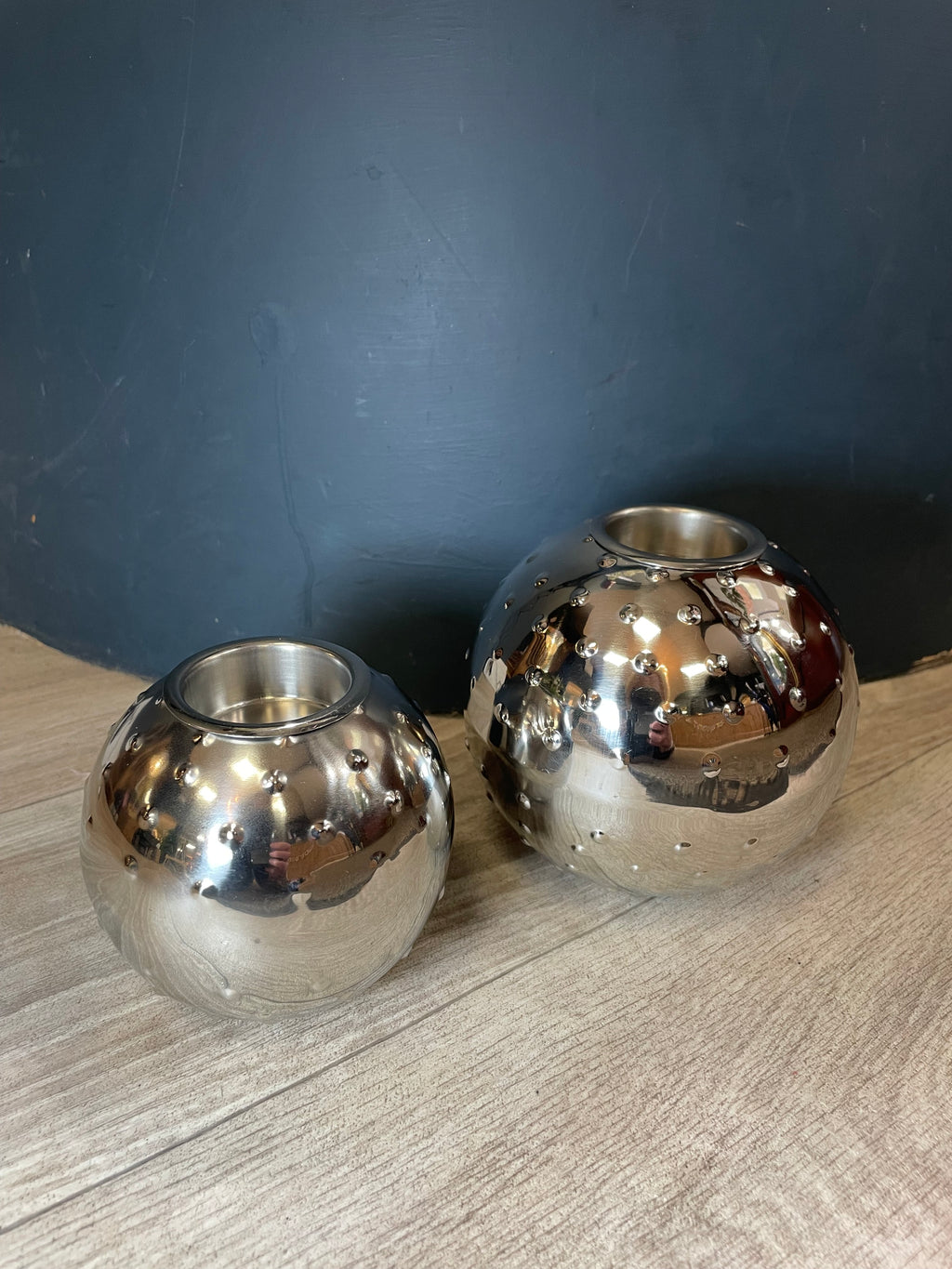 Large silver embossed round tealight holder