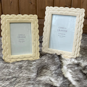 Cream scalloped photo frame (4 x 6")